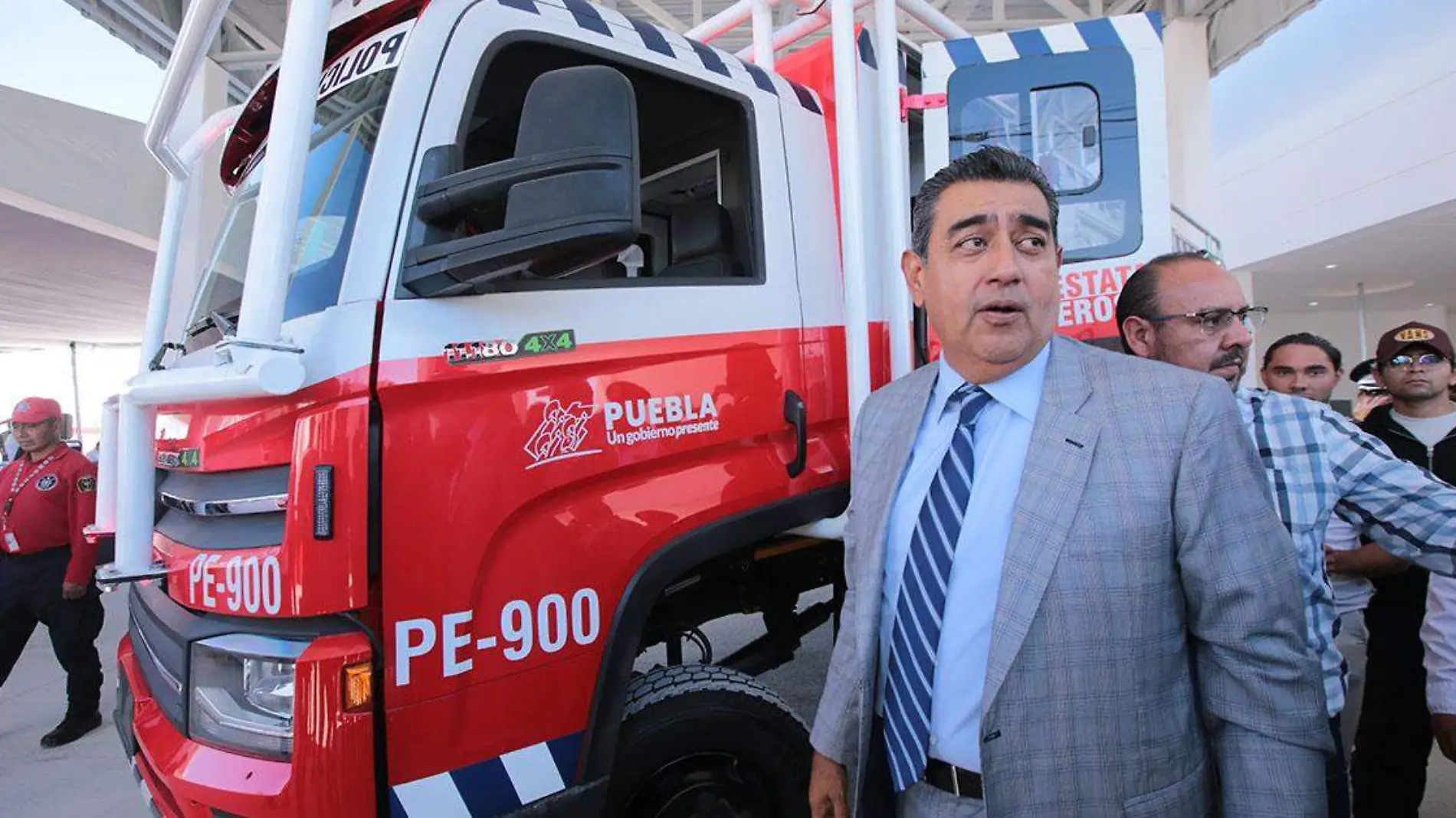 El gobernador del estado de Puebla, Sergio Salomón Céspedes Peregrina, inauguró la construcción de la nueva estación de bomberos